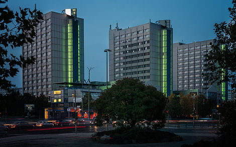 City Hotel Berlin East Außenansicht bei Nacht